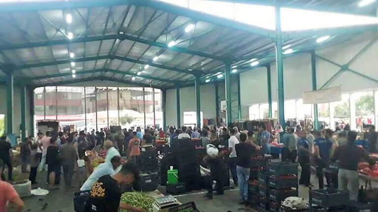Tarsus'ta pazarcı esnafı arasında silahlı ve bıçaklı kavga: 10 yaralı