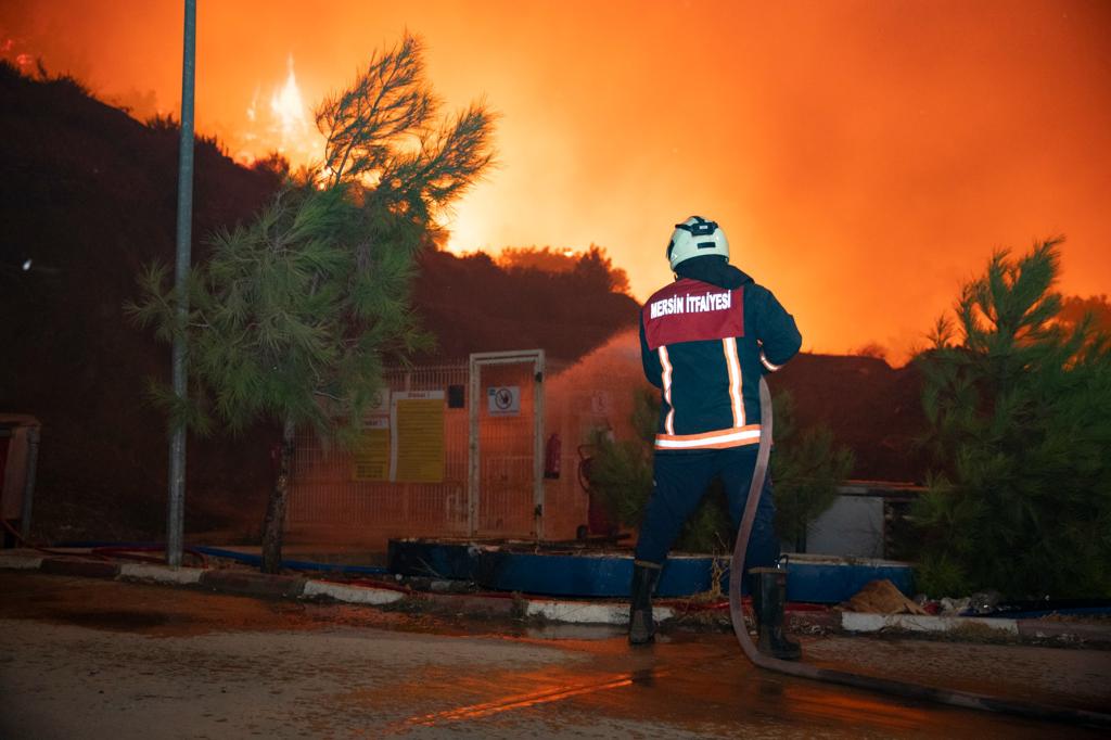 Mersin Büyükşehir Ekipleri Gülnar'da Süren Yangına Müdahalede Görev Başında