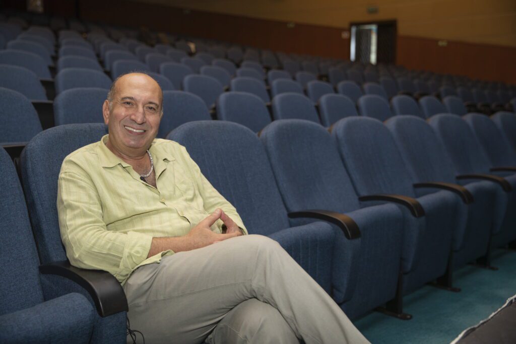 Mersin Şehir Tiyatrosu’nun Yönetmeni Murat Atak’a Prestijli Ödül