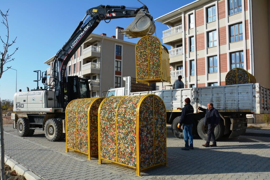 Gülnar Belediyesi Çöp Konteynerlerini Modern Hale Getiriyor