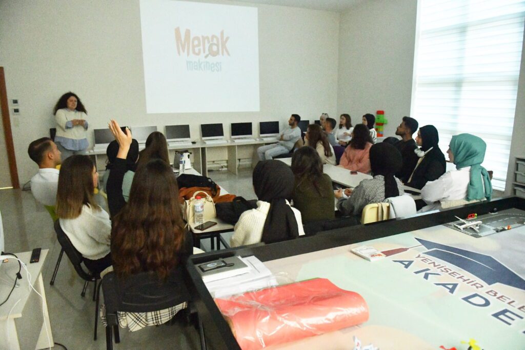Yenişehir’de Merak Makinesi Projesi gönüllülerine ilk eğitim verildi