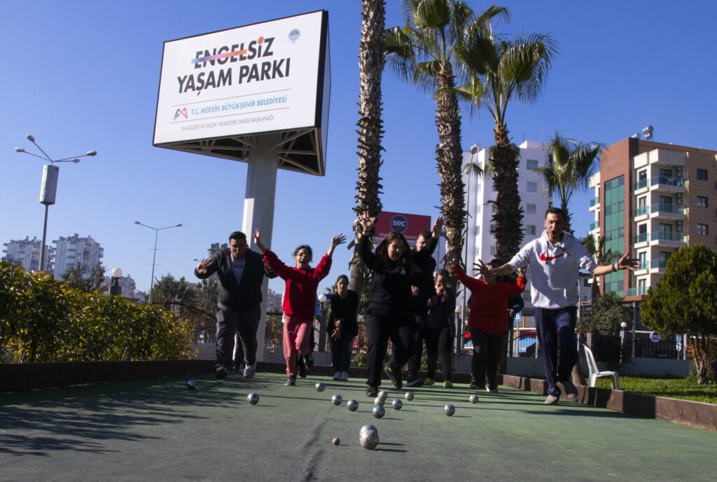 Mersin Büyükşehir’in Engelsiz Yaşam Parkı’nda Bocce Dersleri Sürüyor