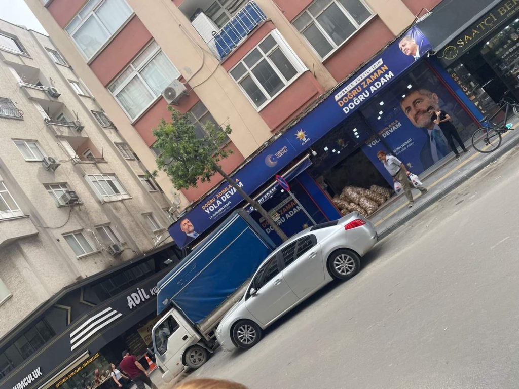 Patates Stokluyorlar! Mersin'de AK Parti Seçim Bürosu'nda Tartışmalı Görüntüler...