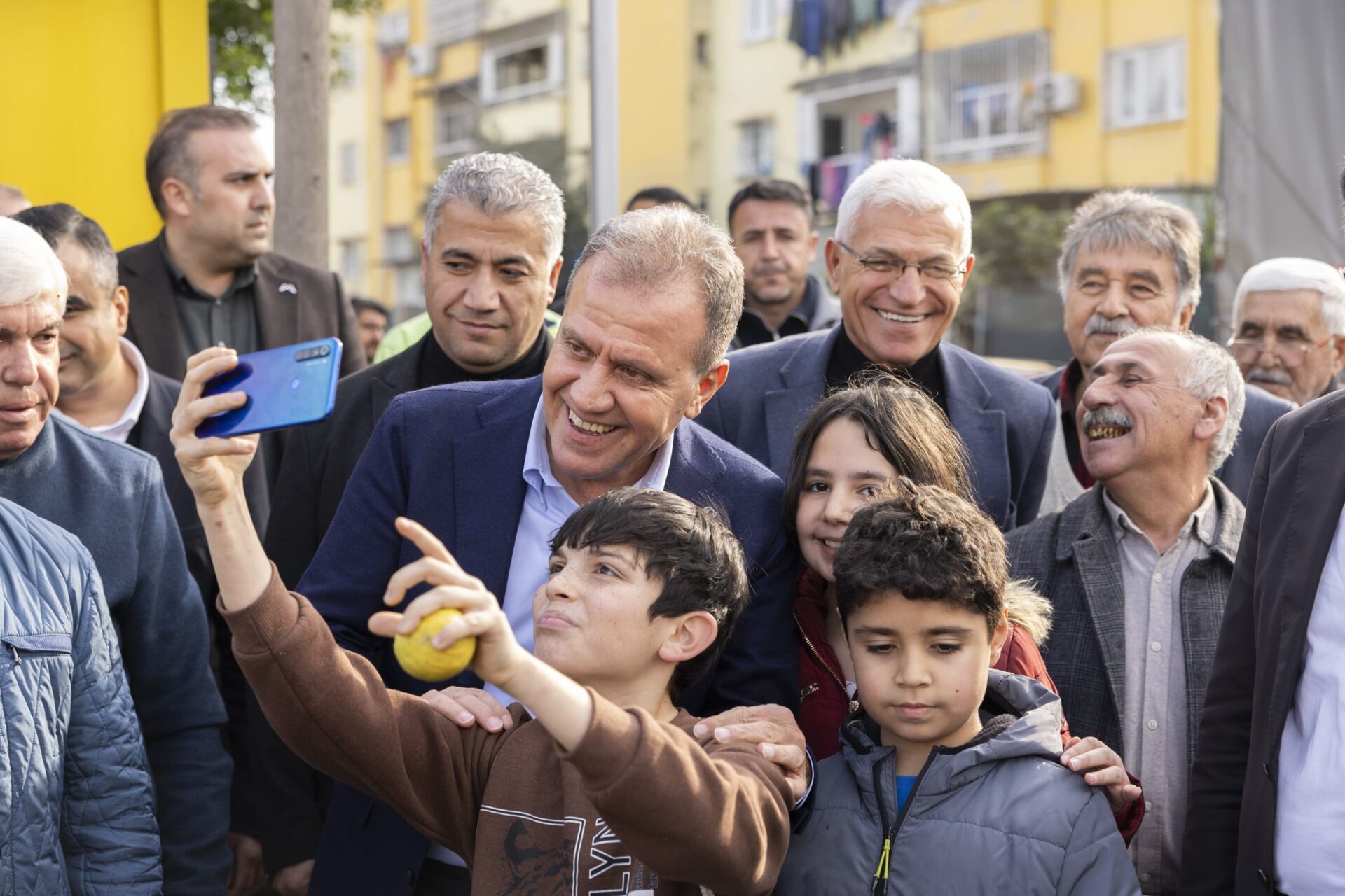 Mersin Büyükşehir Belediye Başkanı Vahap Seçer, Halkkent Mahallesi’nde Pazar Ziyareti Yaptı